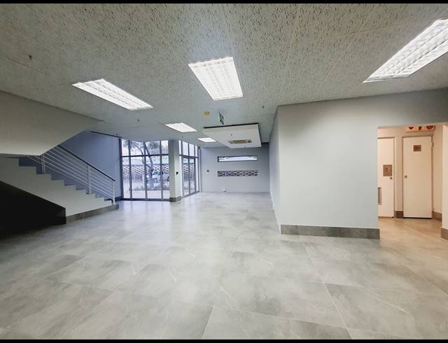 7,821M² WAREHOUSE TO LET IN KOSMOSDAL